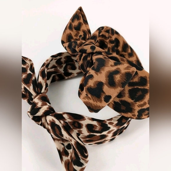 Women's headband with leopard print and movable bow design set of 2 - Picture 3 of 3